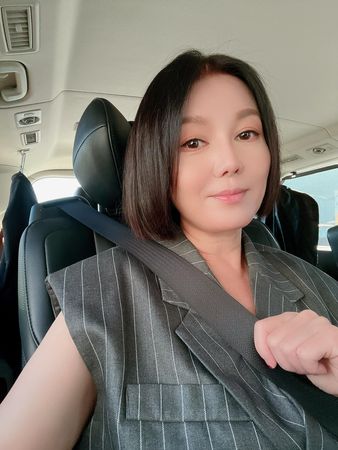 晒大钻戒不藏了!51岁苗可丽闪电公开喜讯