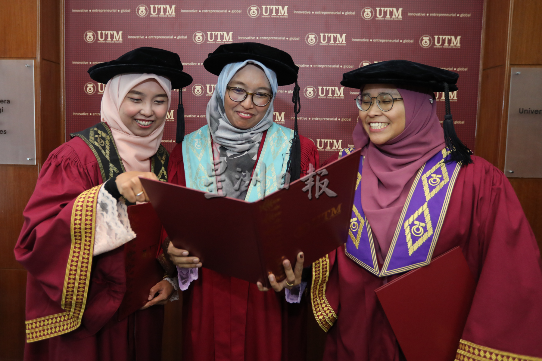 巫裔3姐妹花同台领取博士学位文凭,成工大毕业典礼佳话