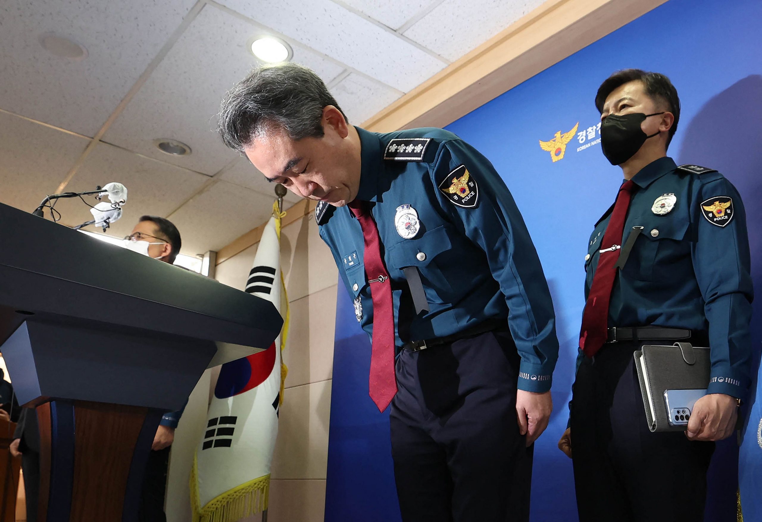 案发前4小时接报案无作为 韩警察厅长鞠躬道歉
