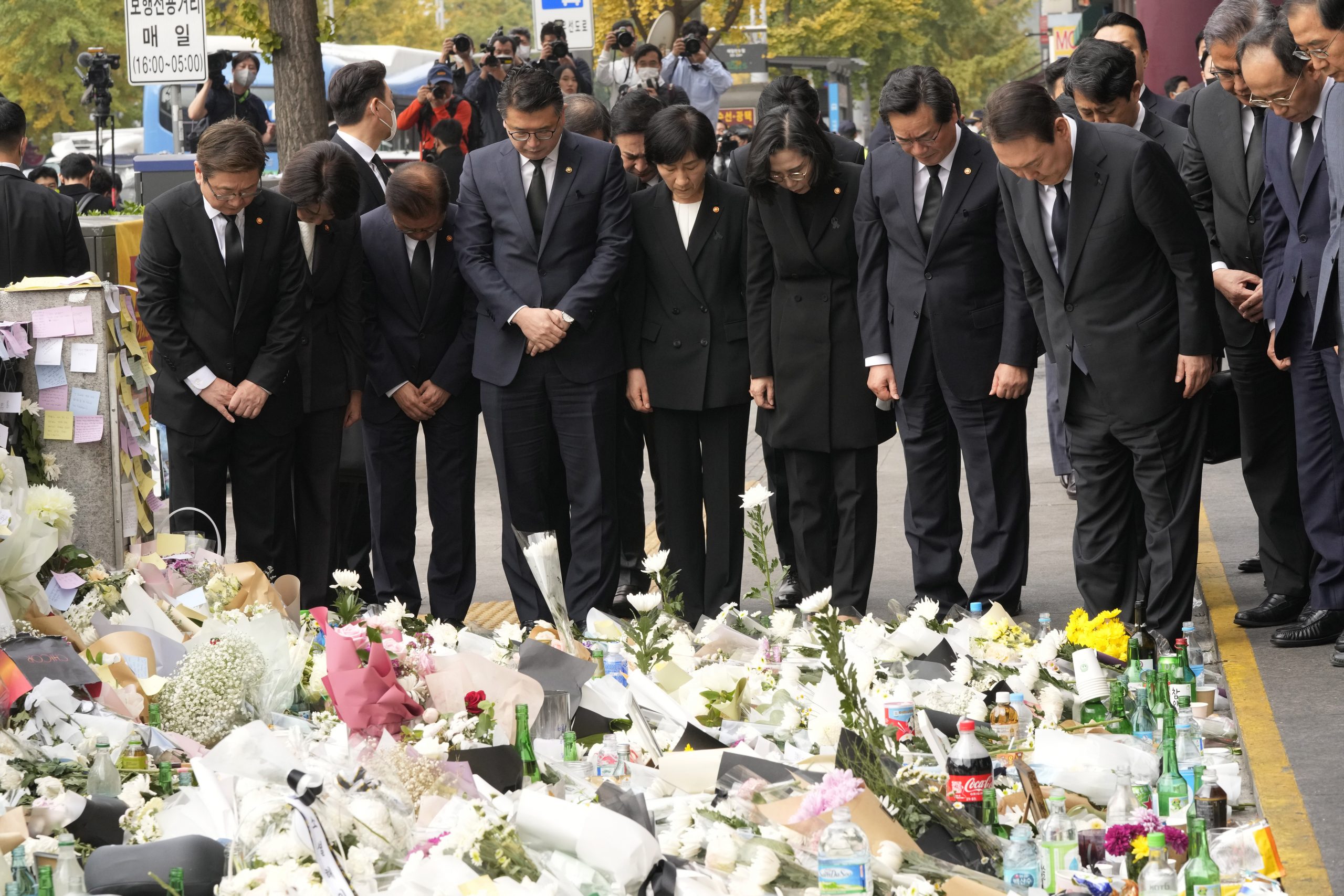 梨泰院踩踏意外再增1死酿155亡 警察厅长鞠躬道歉