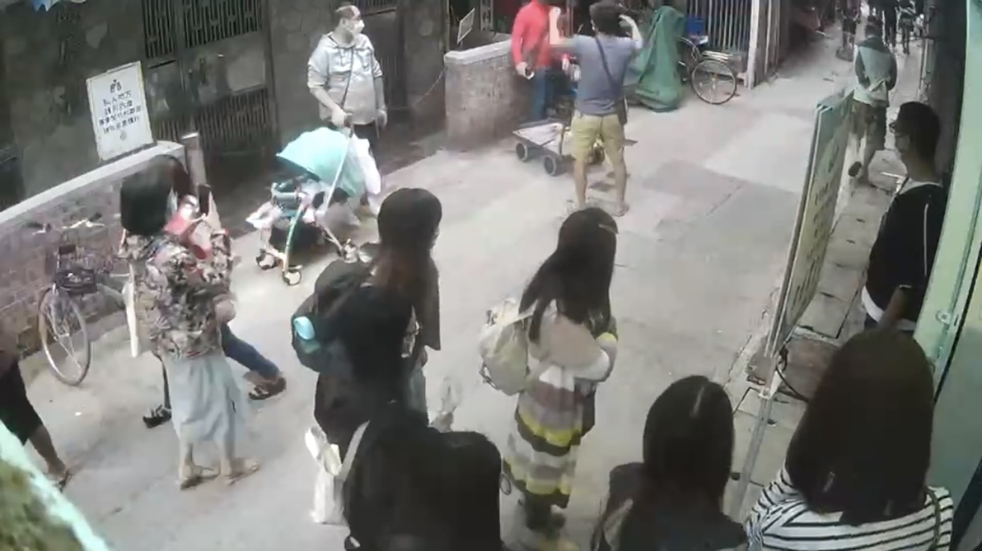 网上疯传│57岁钱嘉乐街头与人互殴 力战3回合惨败