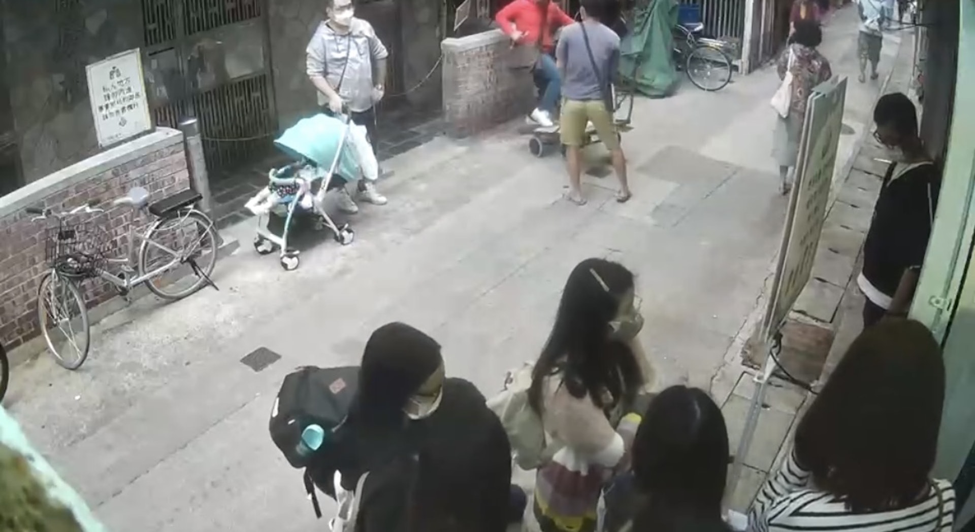 网上疯传│57岁钱嘉乐街头与人互殴 力战3回合惨败