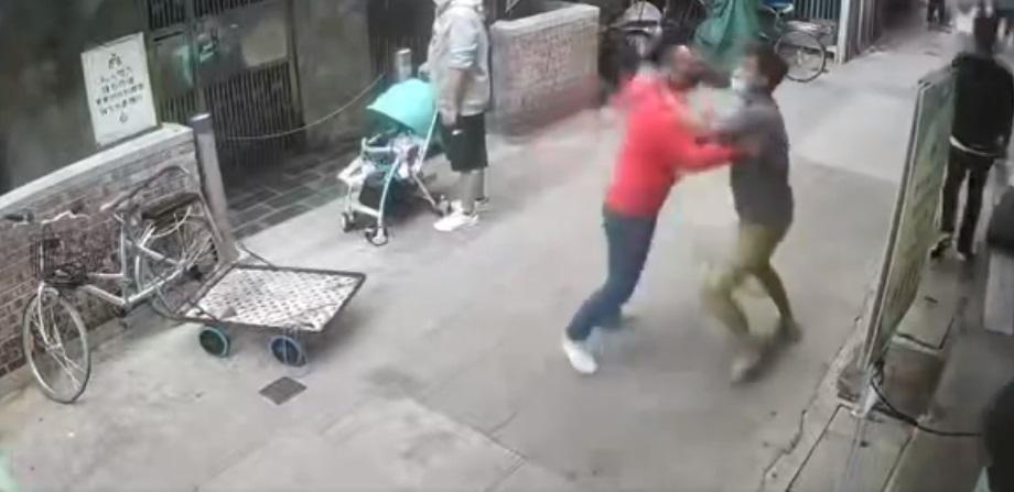 网上疯传│57岁钱嘉乐街头与人互殴 力战3回合惨败