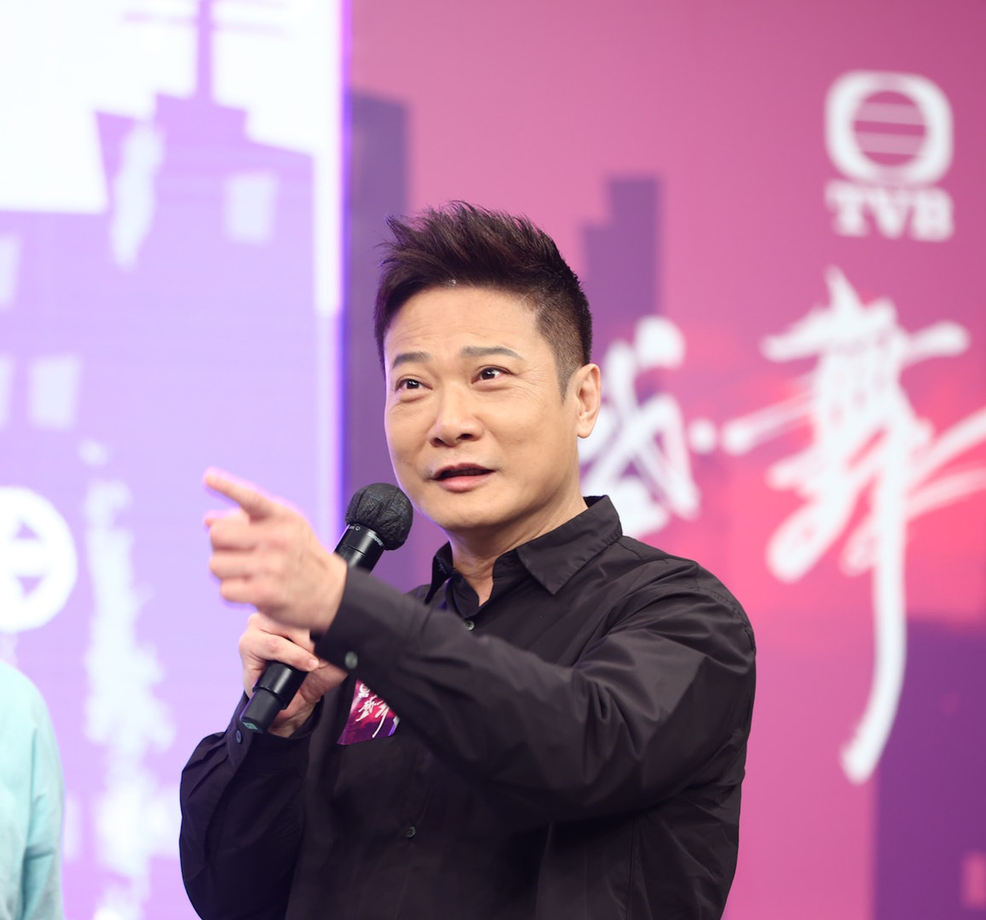 网上疯传│57岁钱嘉乐街头与人互殴 力战3回合惨败