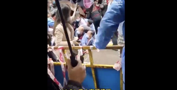 老人小孩被压! 广东顺德核酸检测点传推挤踩踏事件