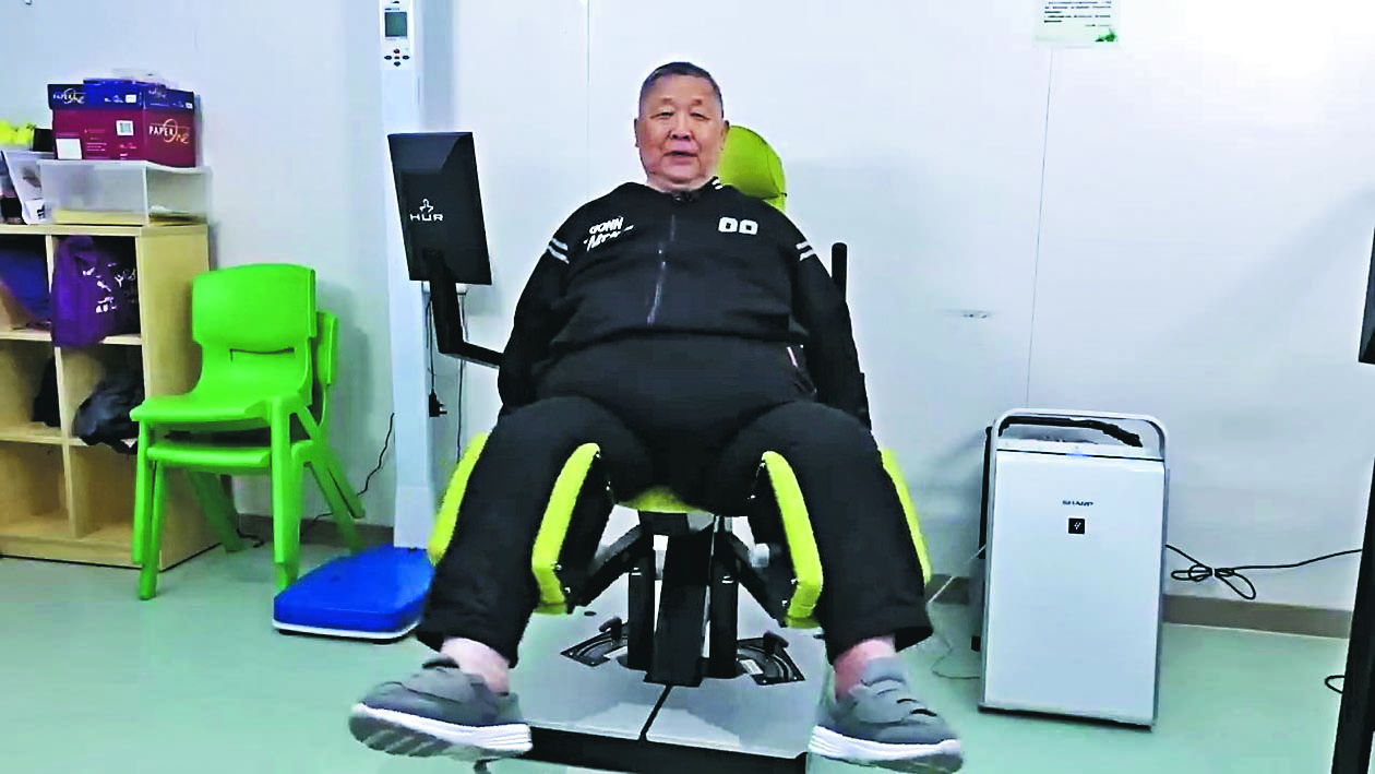 脂肪压住背脊神经线 秦煌日行千步减30公斤