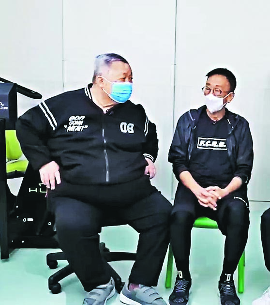 脂肪压住背脊神经线 秦煌日行千步减30公斤