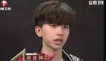 蔡徐坤提前解约打官司 前东家“倒油”公开整容费用