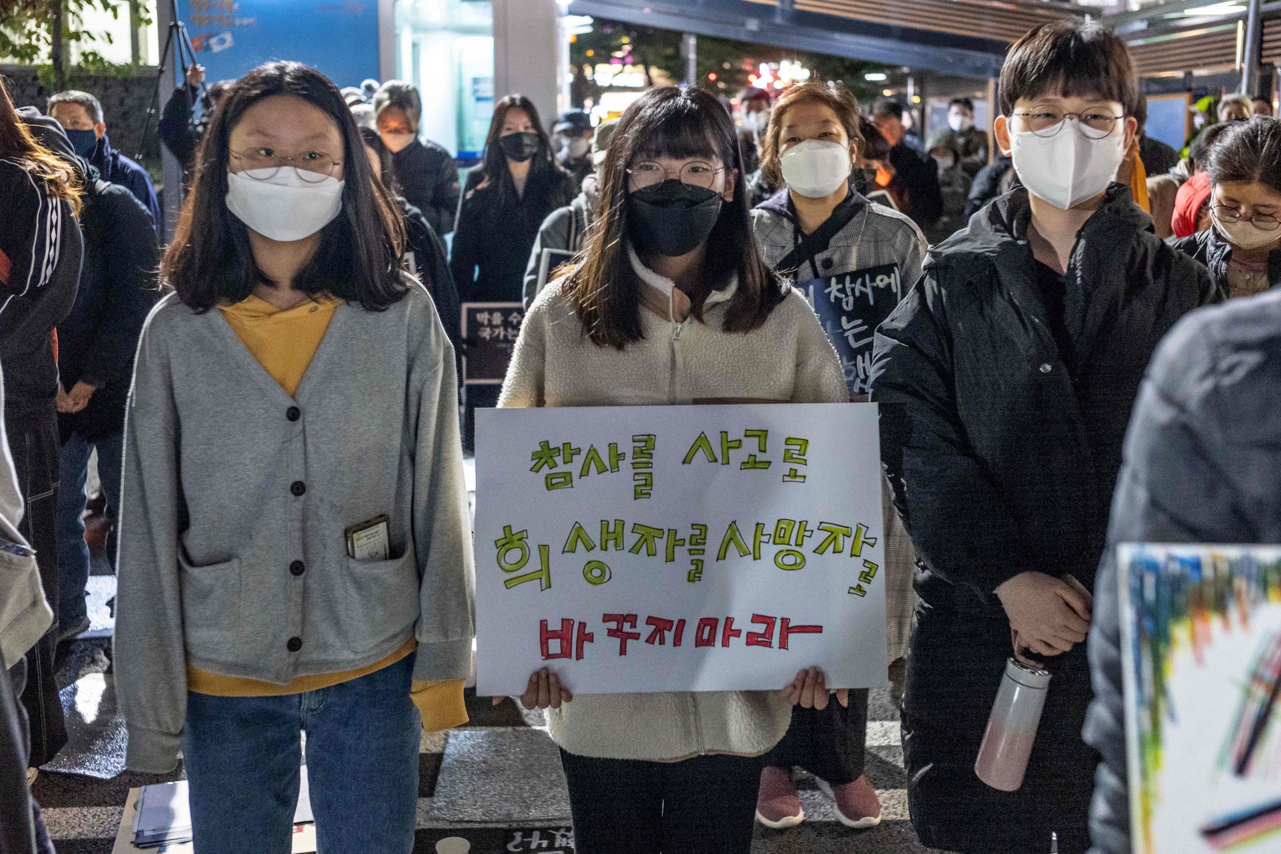 首尔梨泰院人叠人惨剧|10万人烛光悼念 举标语要求尹锡悦下台
