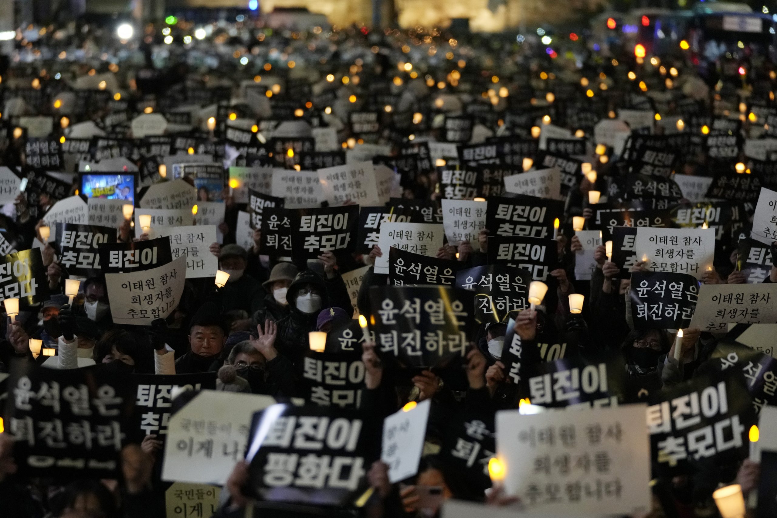 首尔梨泰院人叠人惨剧|10万人烛光悼念 举标语要求尹锡悦下台