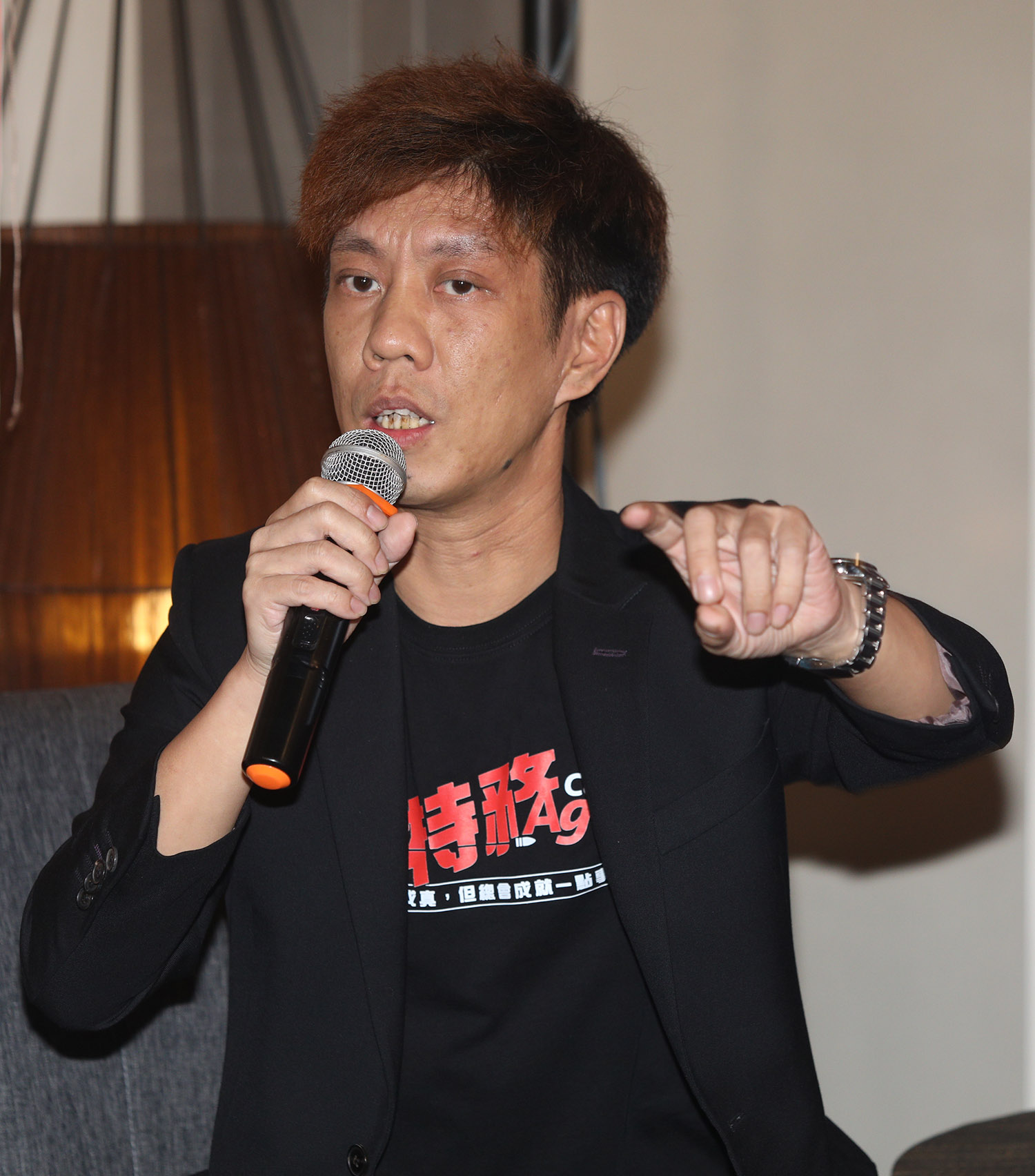 《我要做特务》拍峻4年终上映 朱咪咪返港开工3天宣告确诊
