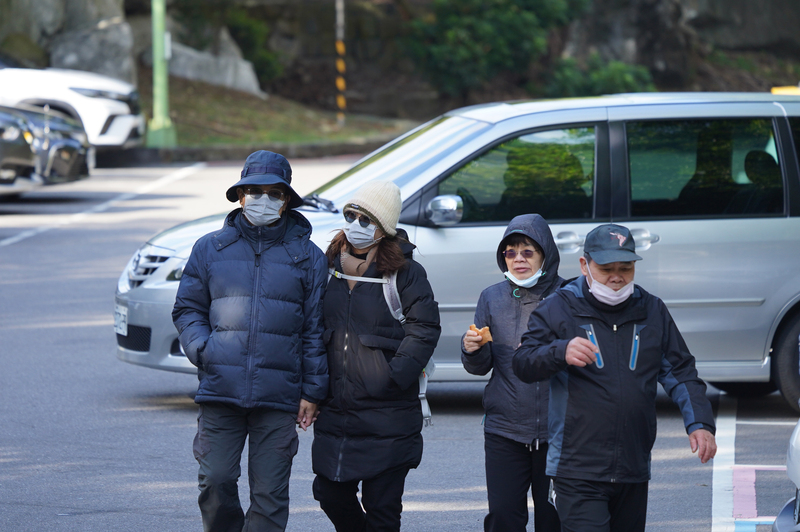 台湾合欢山凌晨降雪 车辆覆盖薄雪