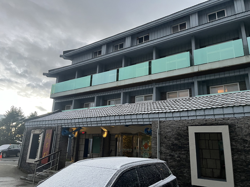 台湾合欢山凌晨降雪 车辆覆盖薄雪