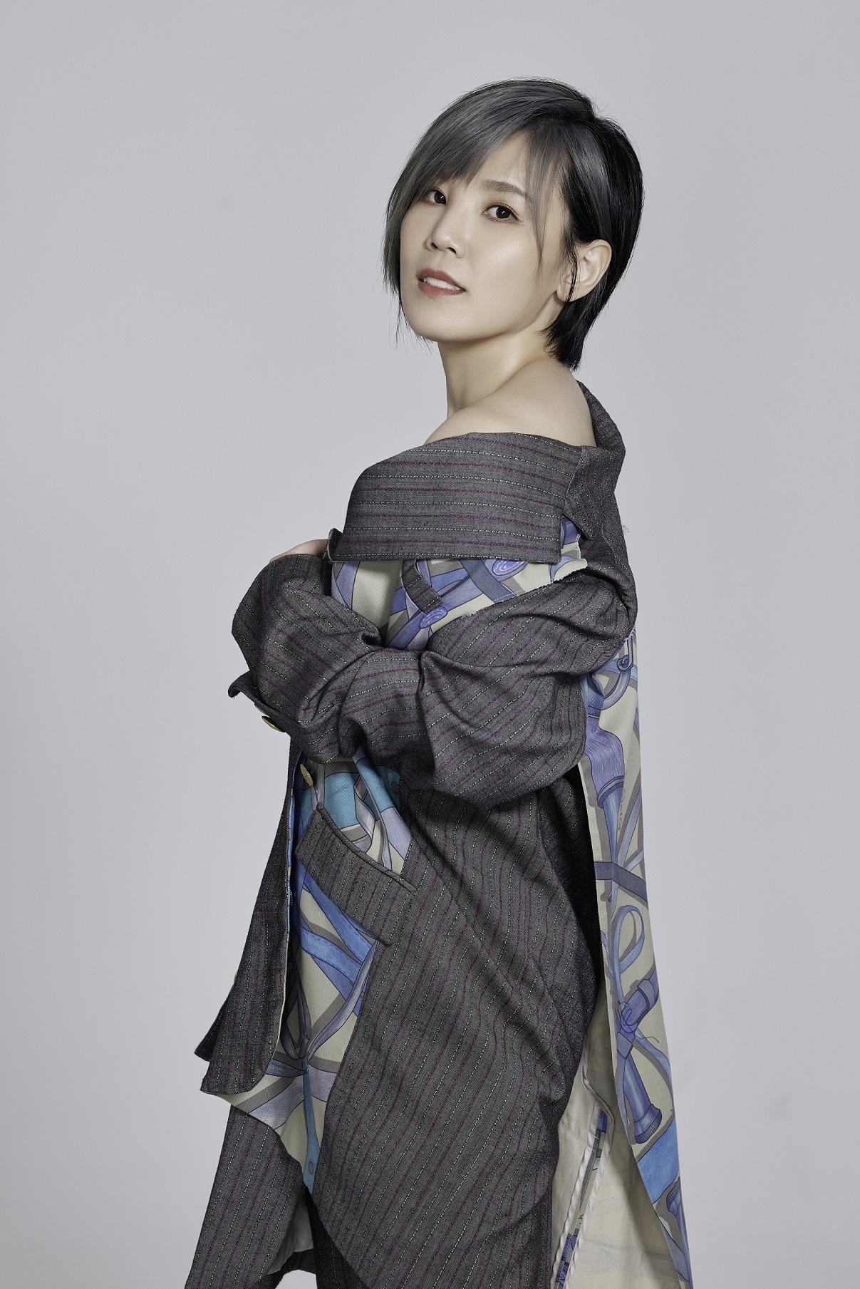 唱Chiu导贺岁片主题曲 李佳薇喊话对演戏也感兴趣