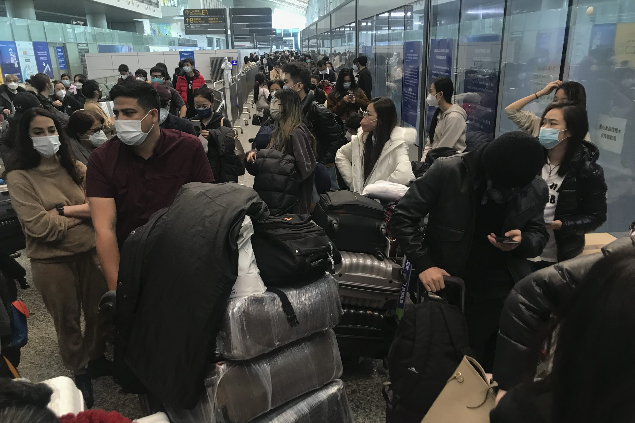 头)中冠病迅速传播 多国要求中旅客核检