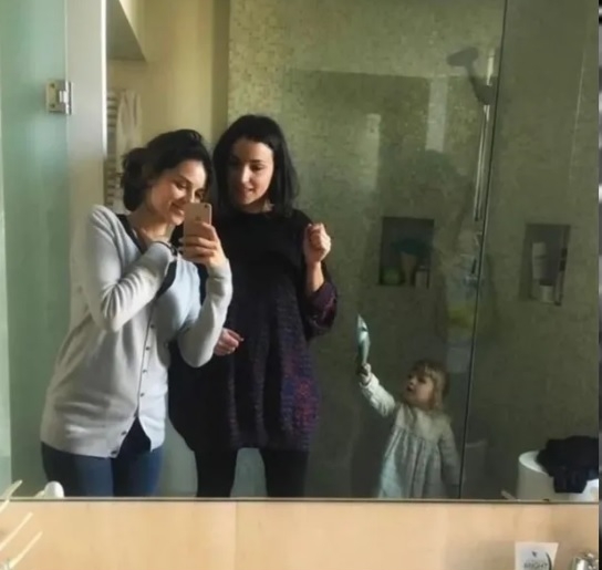 宋仲基英国女友解谜未婚当妈 金发小女孩是好友女儿
