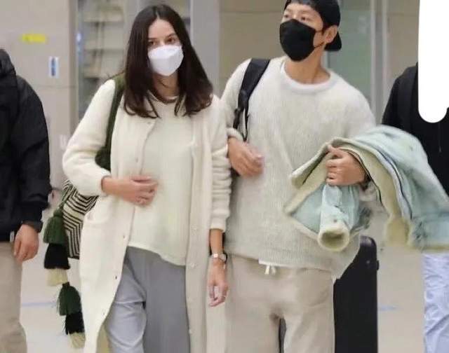 宋仲基英国女友解谜未婚当妈 金发小女孩是好友女儿