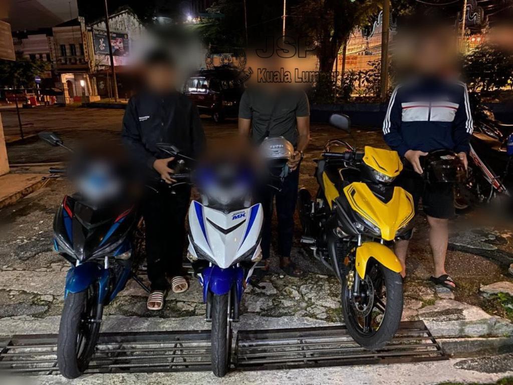 市警周末取缔交通违规,扣押45辆违规改装排气管的车辆