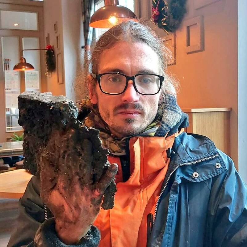 拼盘/环保团体手涂强力胶黏柏油路 警方出动电钻逮人