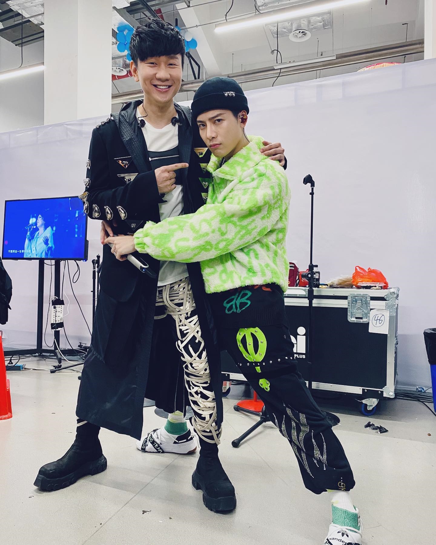 没裸没抱禁摸仅牵手 王嘉尔大马开唱当乖宝