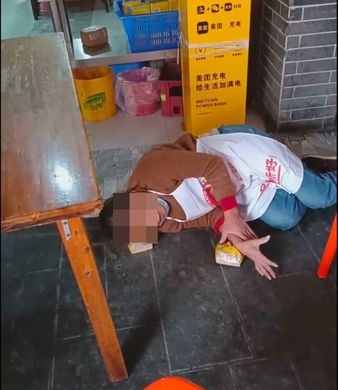 王鹤棣爸爸炸串店遭砸场 大妈躺地吼叫画面疯传