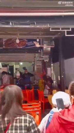 王鹤棣爸爸炸串店遭砸场 大妈躺地吼叫画面疯传