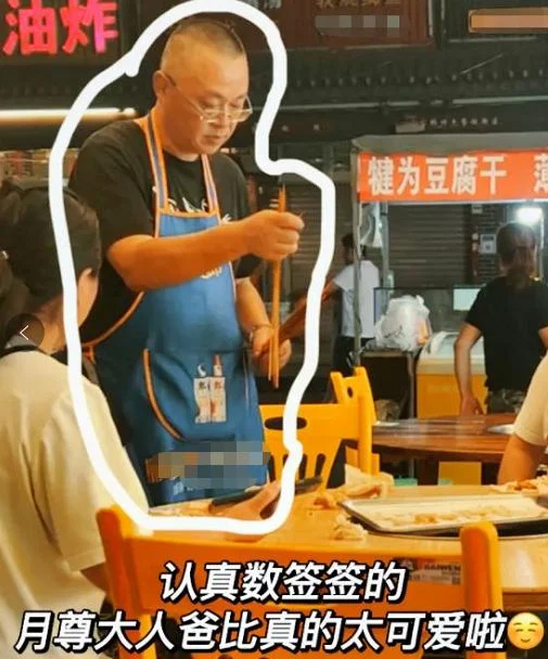 王鹤棣爸爸炸串店遭砸场 大妈躺地吼叫画面疯传