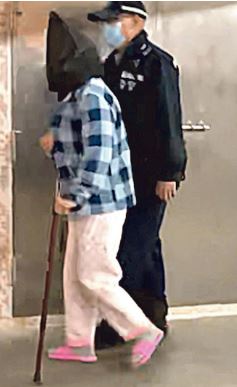 疑不堪照顾压力 七旬父母涉杀亲女 单位检铁槌血衣
