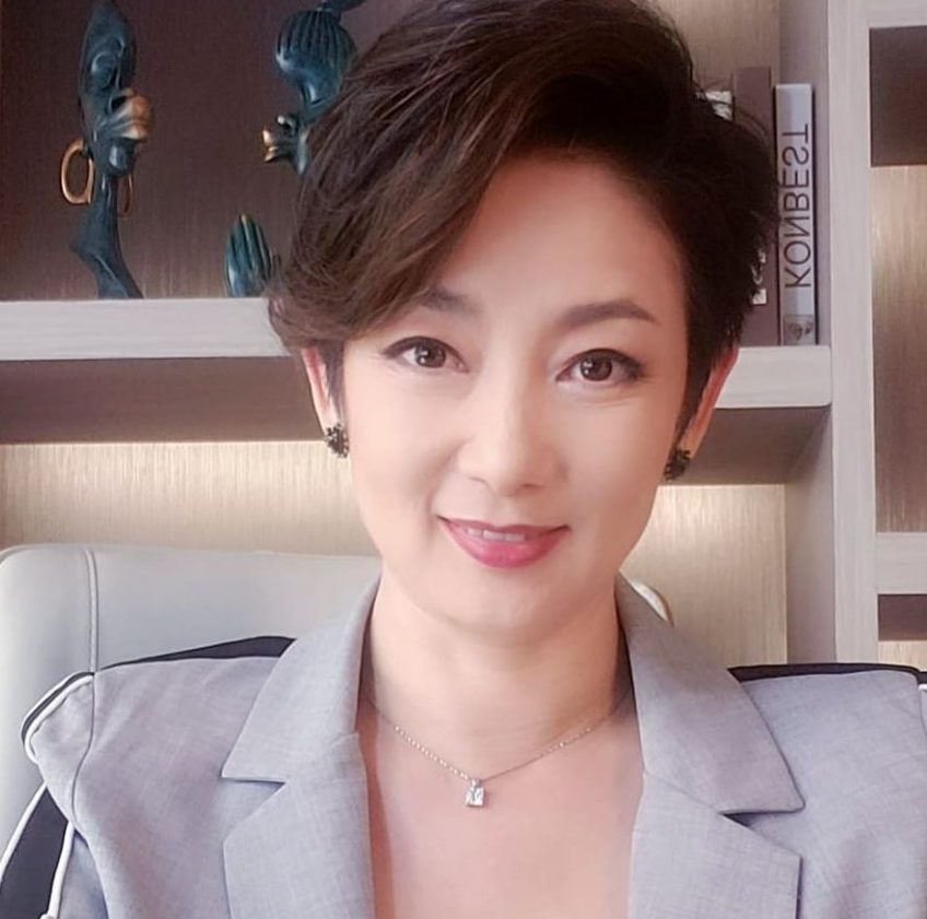 重提在马意外撞死女助导 王绮琴下车掩住耳朵大喊
