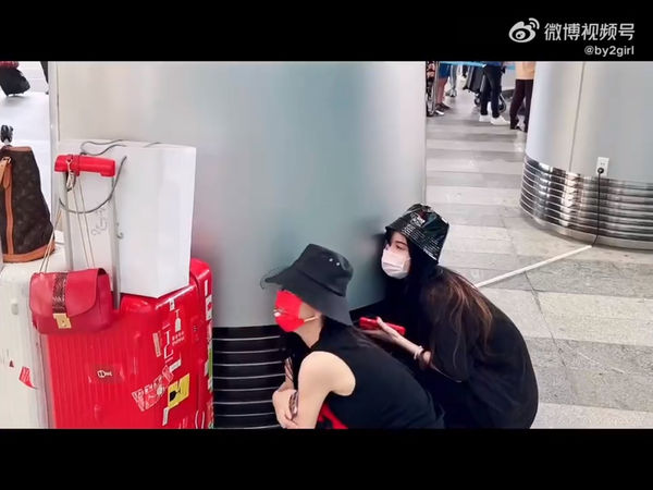 By2时隔3年才回新 机场泪拥妈妈