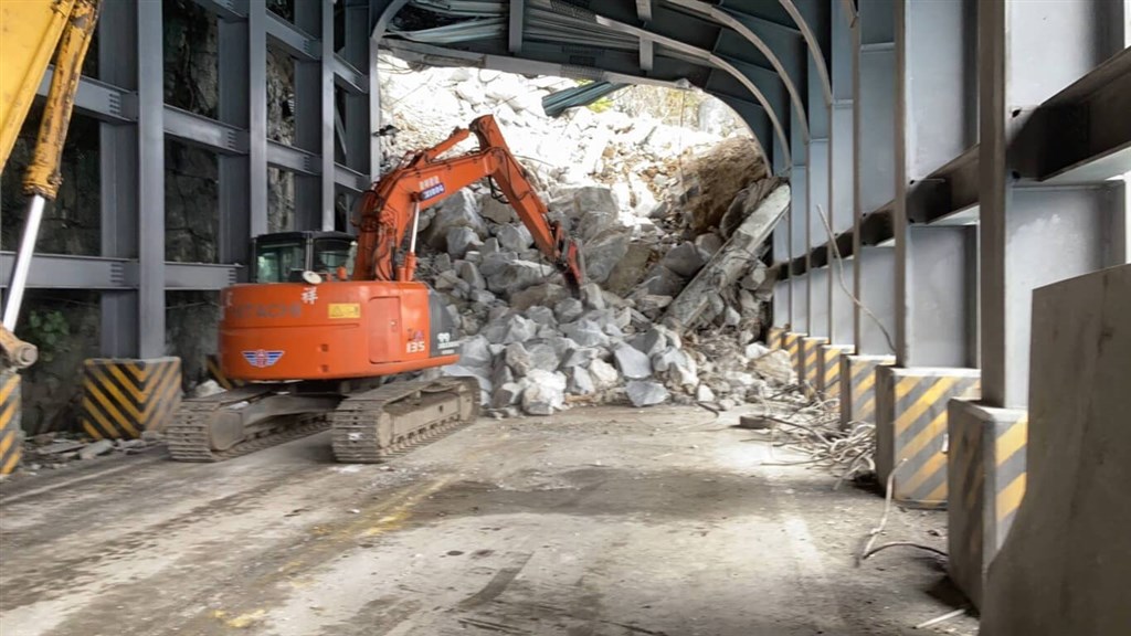 台苏花公路抢通 分3时段放行