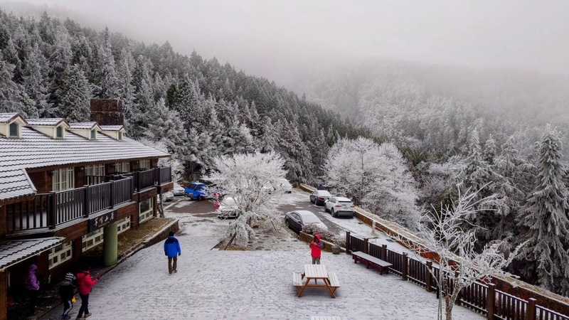 寒流发威 台湾多地飘雪 民众开直播 分享雪景