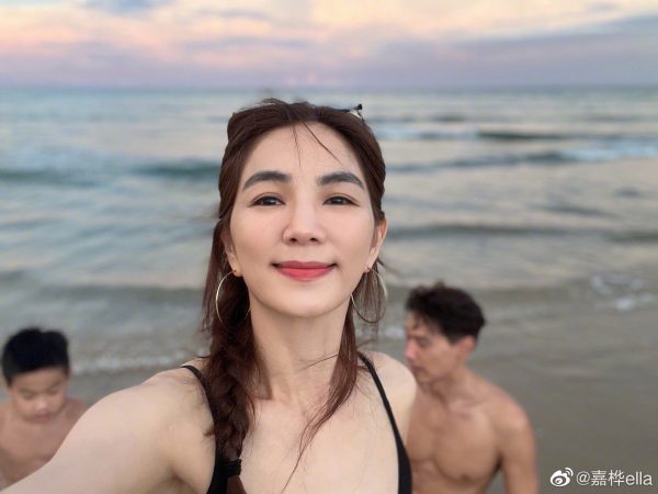展望2023年|陈嘉桦晒海边全家福 比基尼大秀好身材