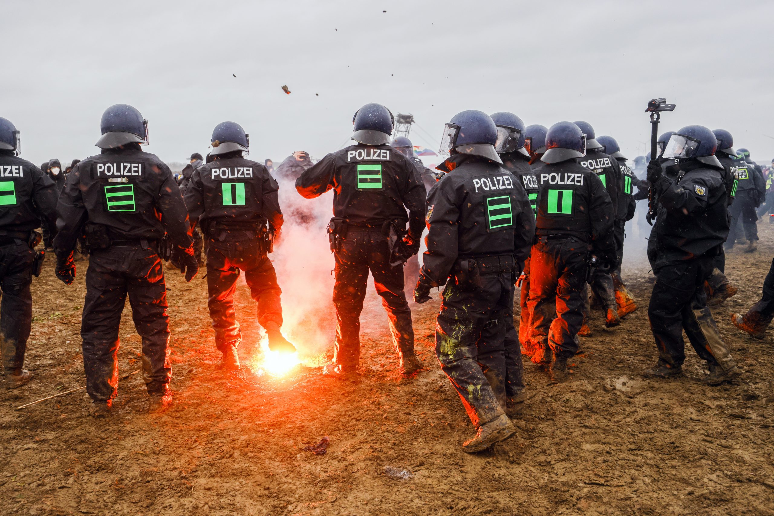 德国反扩建煤矿示威爆冲突 瑞典环保少女被押走