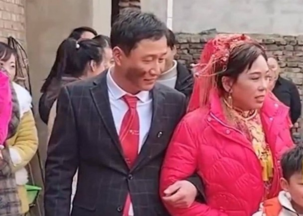 拼盘/五孩之母改嫁初恋情人 网民留言祝福