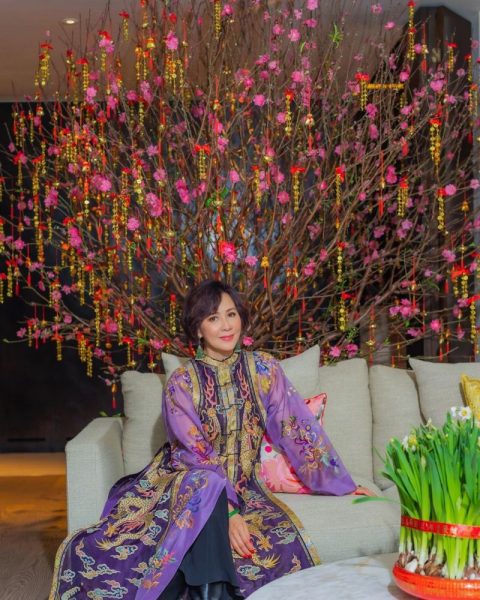梁朝伟搂刘嘉玲 桃花树前合照放闪