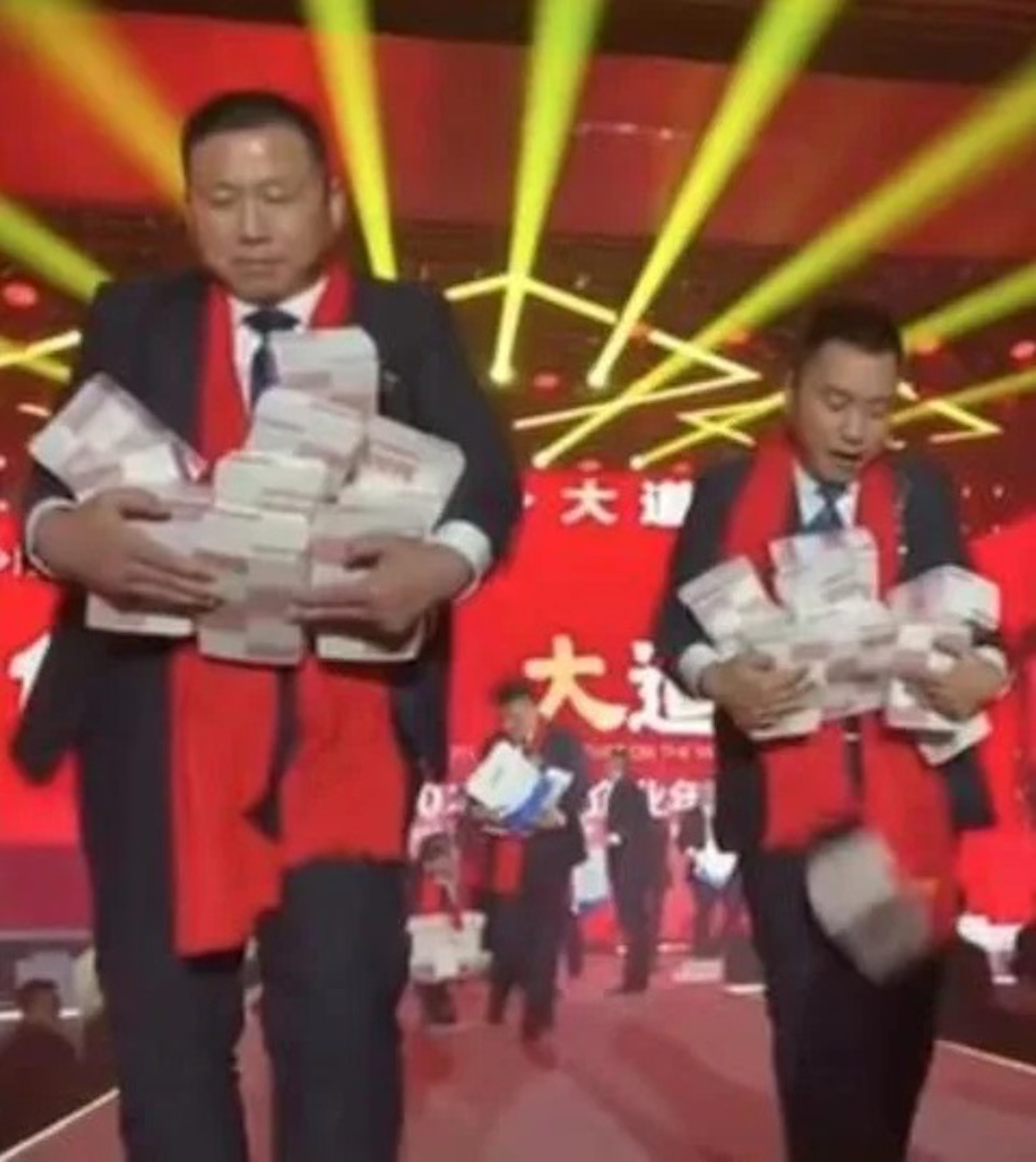 河南企业豪派近4千万年终奖金 钱山如人高 员工双手环抱也拿不完