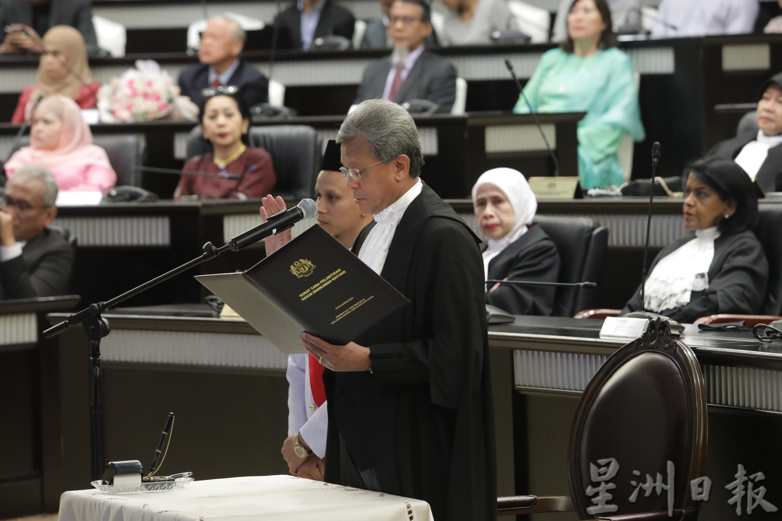 法官宣誓就职