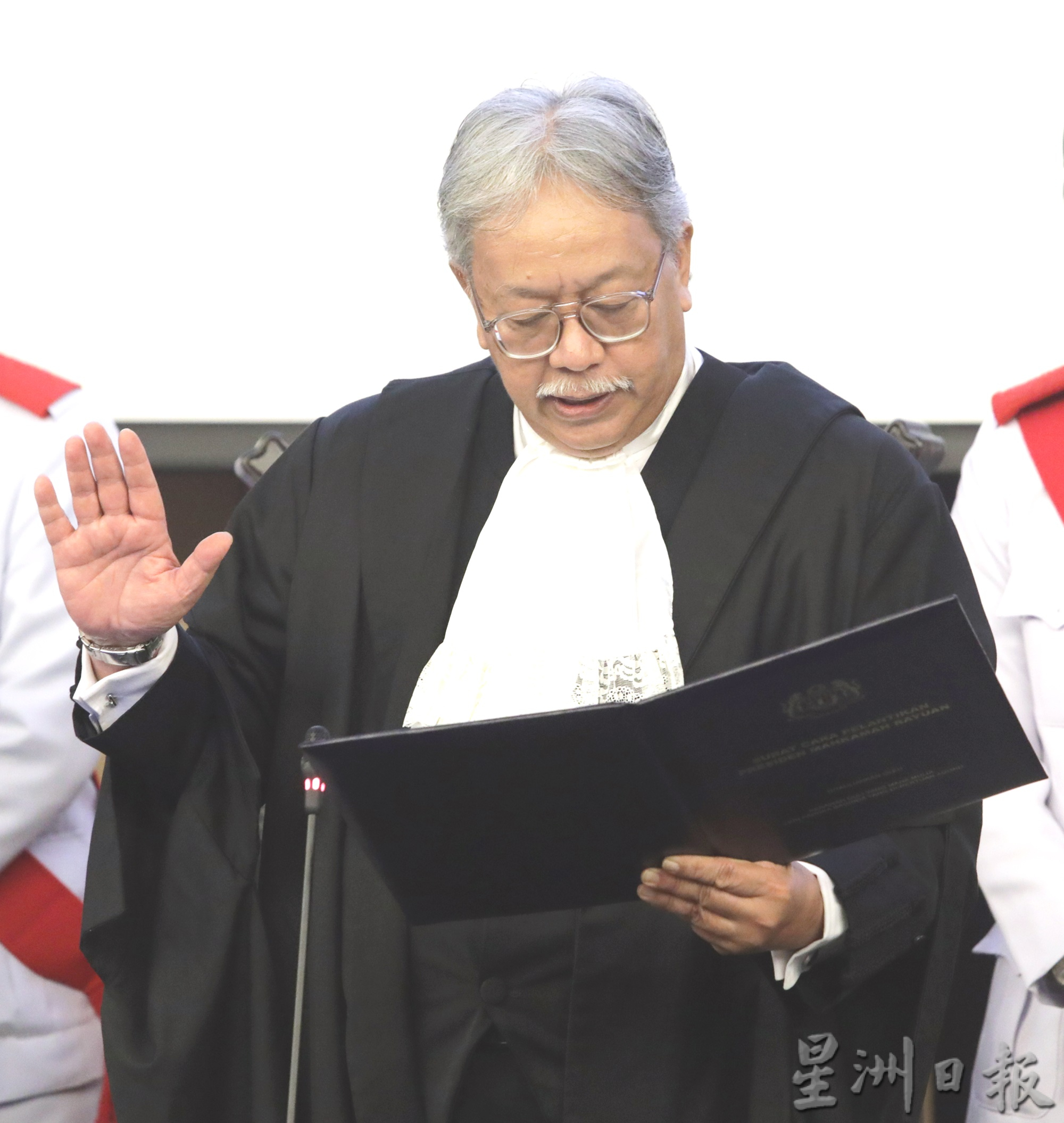 法官宣誓就职