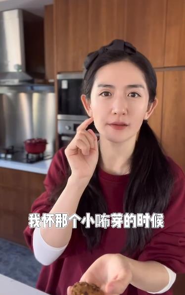 烤饼干训练小女儿咀嚼 谢娜被女儿夸赞厨艺