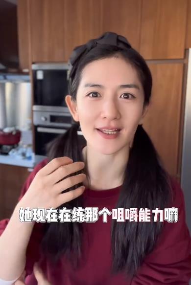 烤饼干训练小女儿咀嚼 谢娜被女儿夸赞厨艺