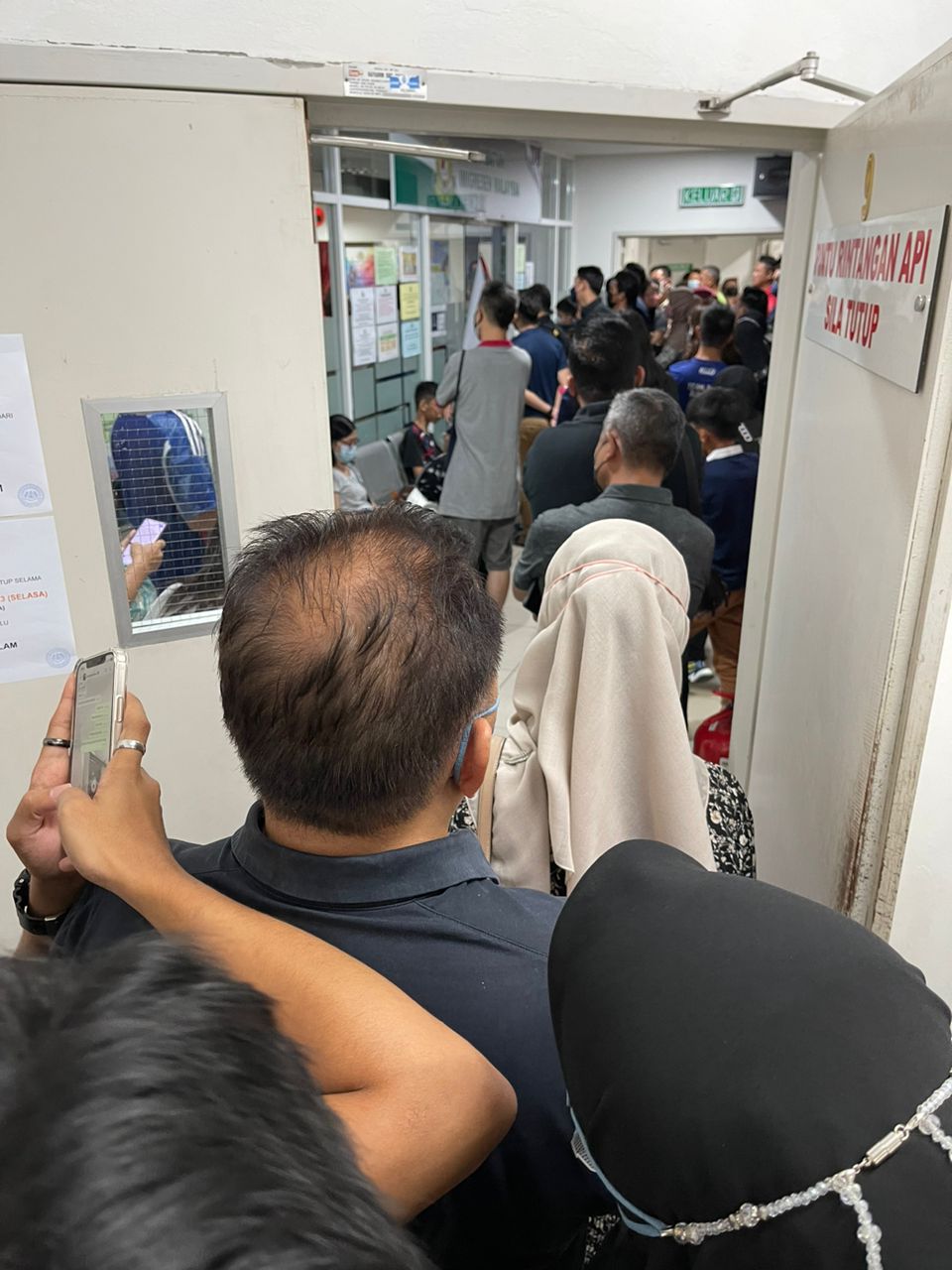 独家 | 跑2城市3移民厅再等5小时·胡逸山:更新护照 千辛万苦