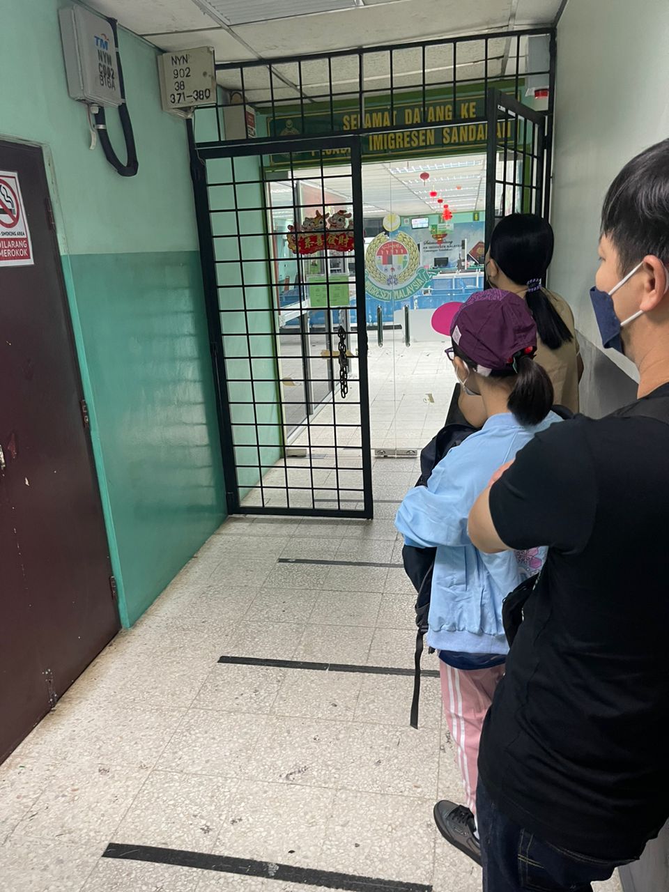 独家 | 跑2城市3移民厅再等5小时·胡逸山:更新护照 千辛万苦