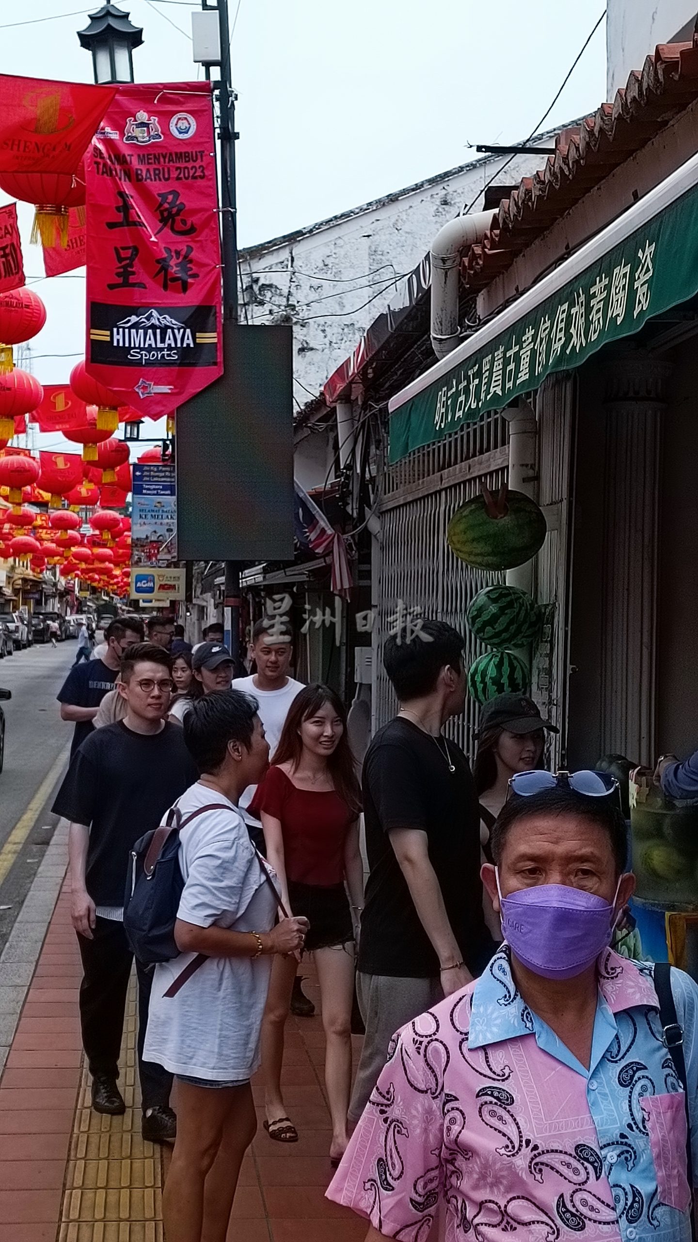 独家|新山见家长后 王大陆蔡卓宜甜蜜逛鸡场街