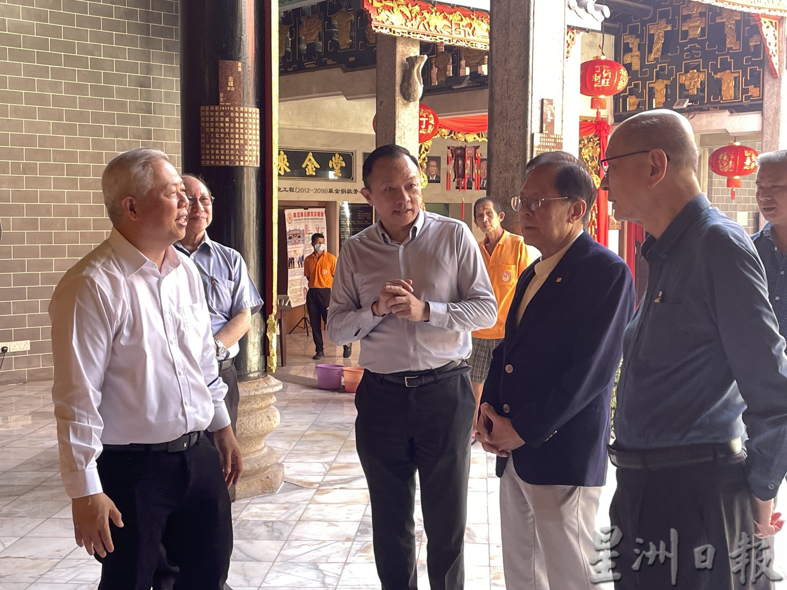 陈笃生后人拜访陈氏书院
