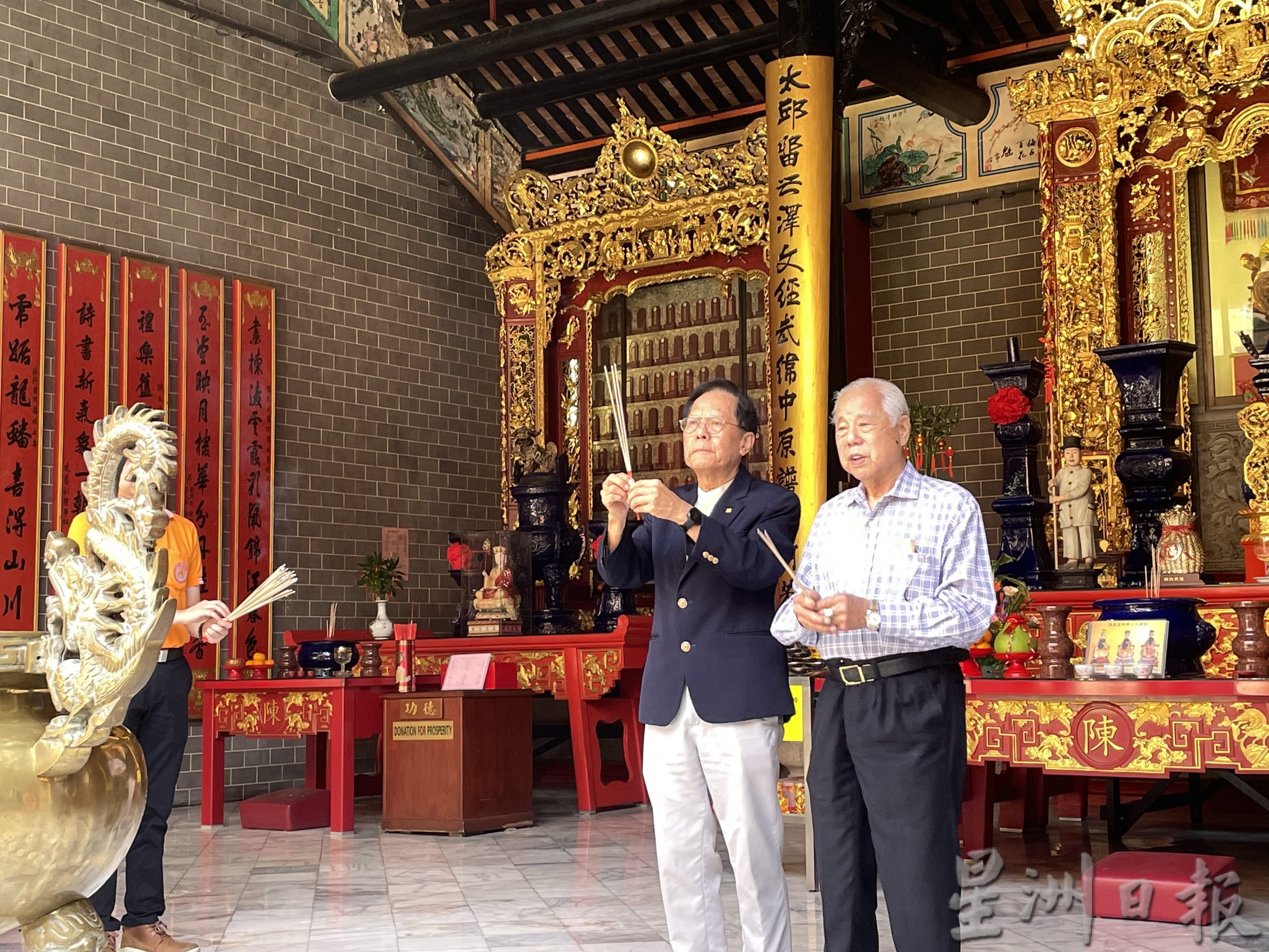 陈笃生后人拜访陈氏书院