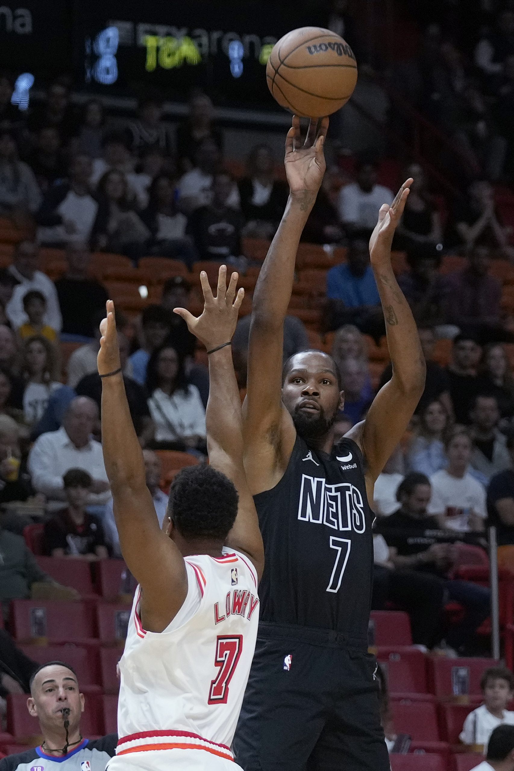 NBA|杜兰特膝盖受伤退赛 篮网争榜首前景蒙尘