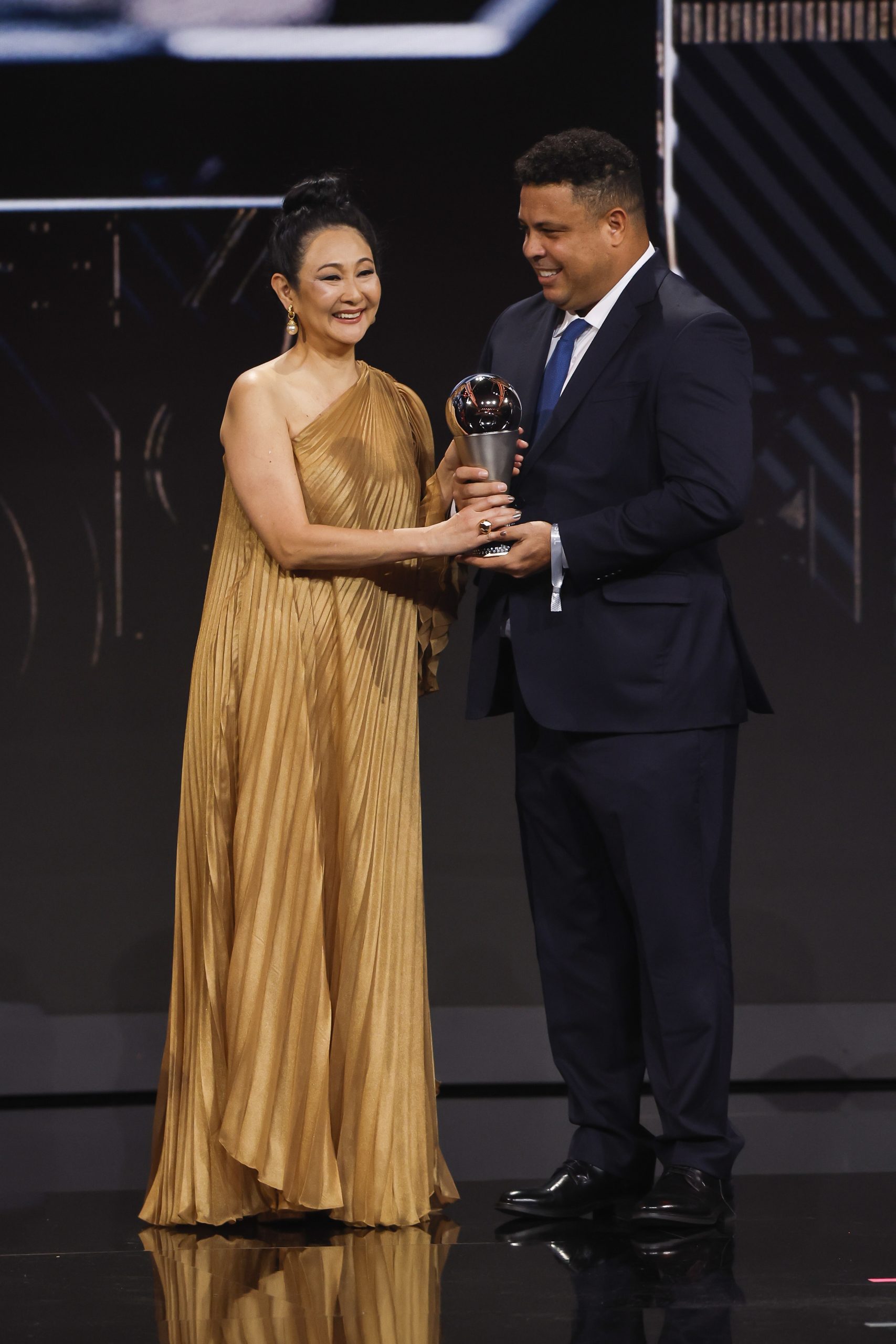 2022年度FIFA颁奖典礼|阿根廷横扫3大奖项 梅西7膺世界足球先生