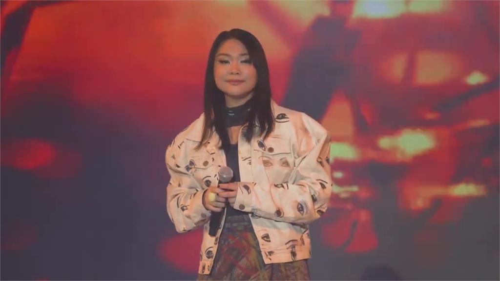 48岁许美静现身唱《城里的月光》网喊:回忆的声音
