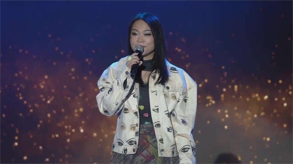 48岁许美静现身唱《城里的月光》网喊:回忆的声音